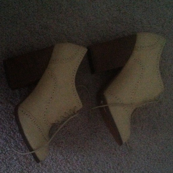 NWOT cream oxford heels