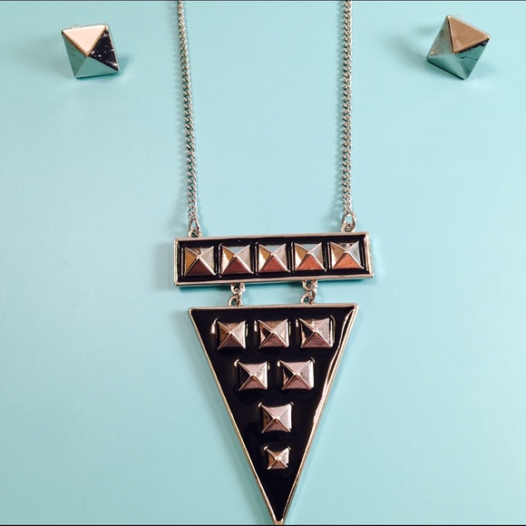 ☀️🏖SALE🏖☀️Studded Triangle Pendant Necklace - Picture 2 of 4