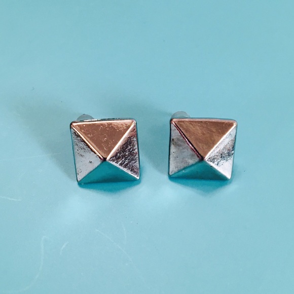 ☀️🏖SALE🏖☀️Studded Triangle Pendant Necklace - Picture 3 of 4