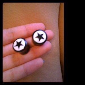 Gauges, plugs, tunnels