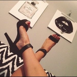 Size 8 strappy black heels! Super comfy & new!