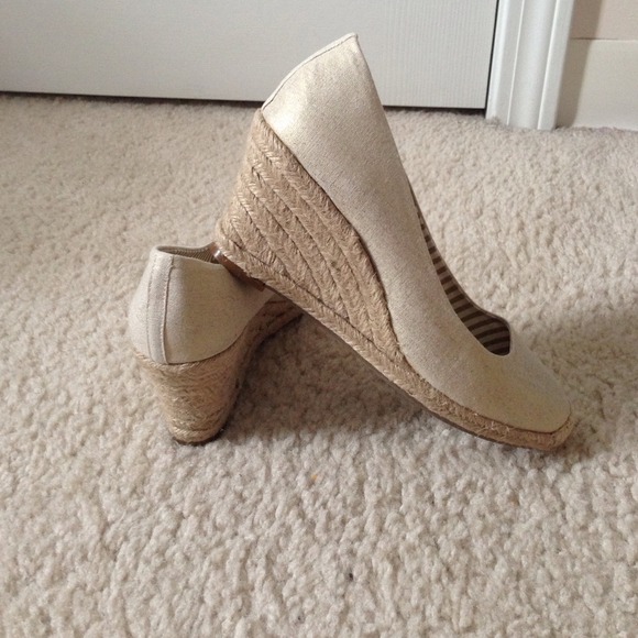 Light Gold Wedge - Picture 2 of 4