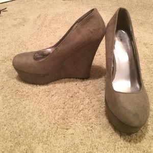 Grey wedges