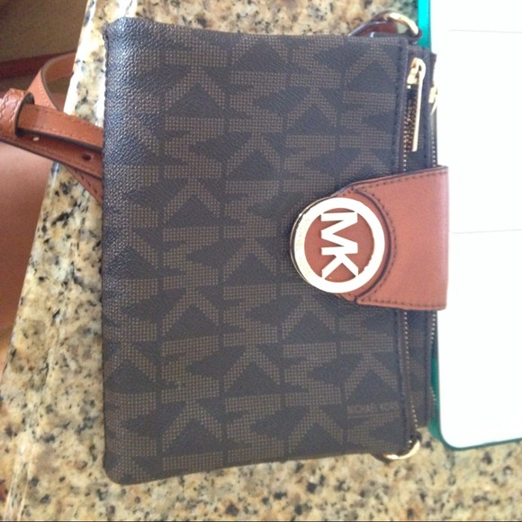 MK satchel no wear or stains!