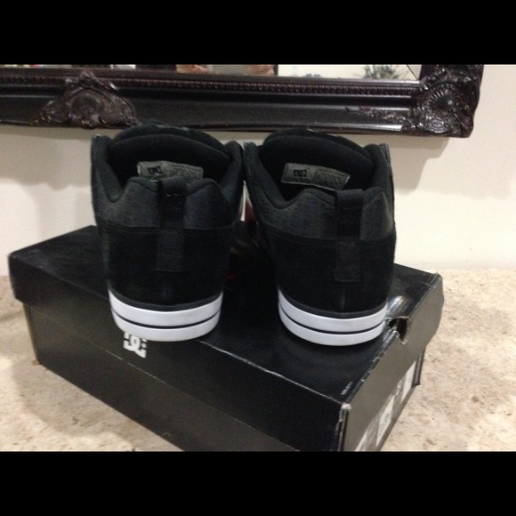 DC  man black suede sneakers - Picture 3 of 3