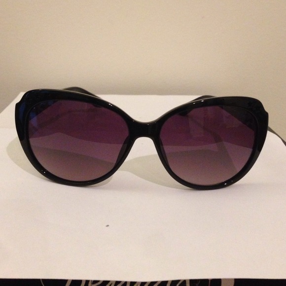 Marc by Marc Jacobs star sunglasses!!