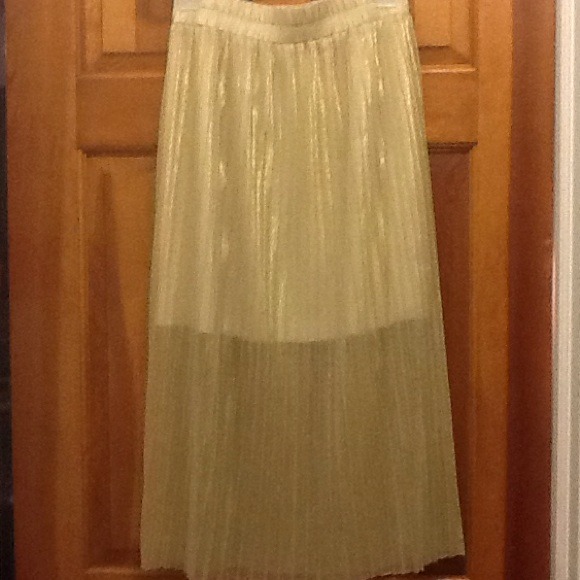 Pleated skirt gold