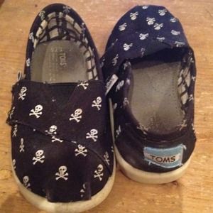Toms toddler T7.5 black skull and crossbones.
