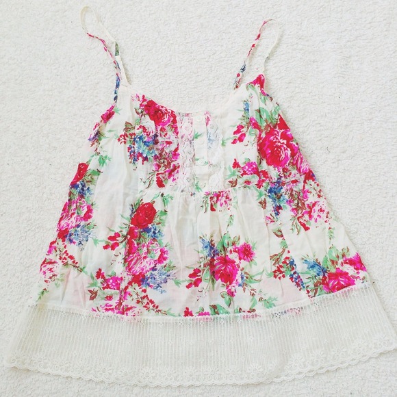 Cute floral tank top w/lace detail