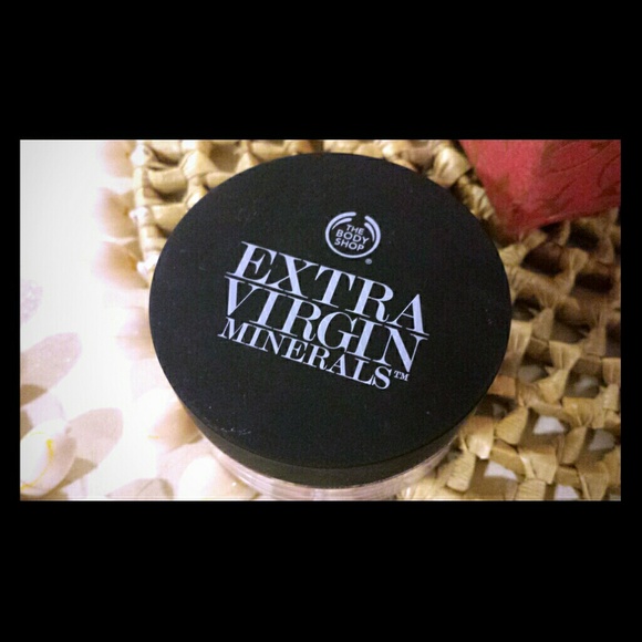 The Body Shop Loose Powder and earrings