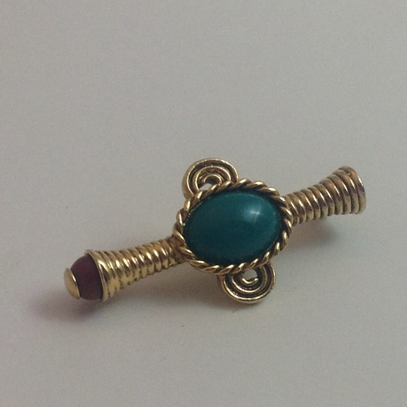 BROOCH