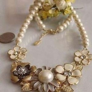 Beautiful Betsey Johnson statement necklace