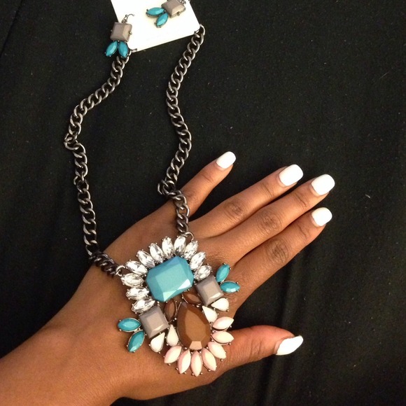 Jewelry - Gorgeous Aztec Chain and earring set. 💕💜