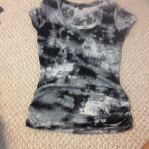 Black/white/gray tyedye tee with scrunched sides