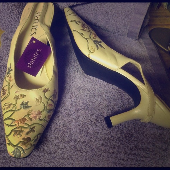 Bone white floral shoe with open heel.
