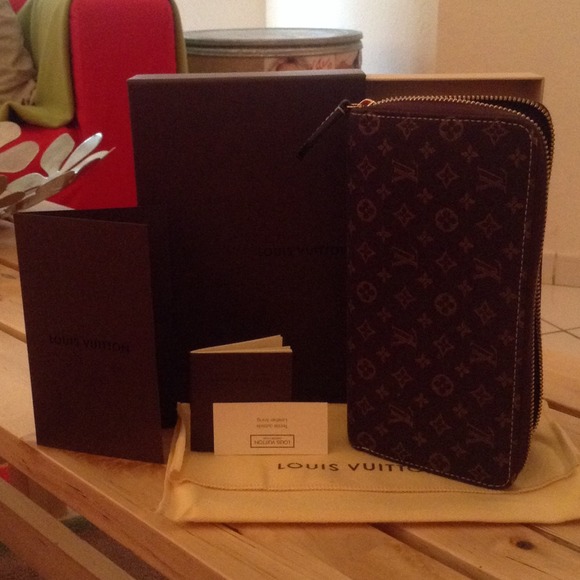 HOLD AUTH LOUIS VUITTON ZIPPY WALLET IN IDYLLE
