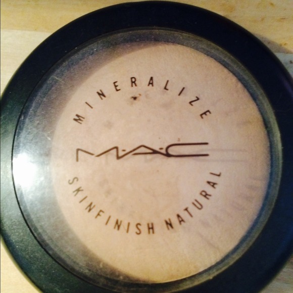 Mac medium mineralized natural and blush scarlet