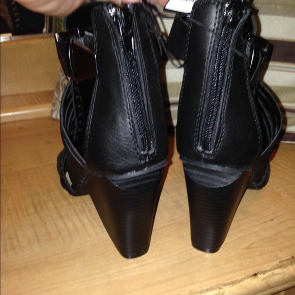 Forever 21 Sandals - Picture 2 of 3