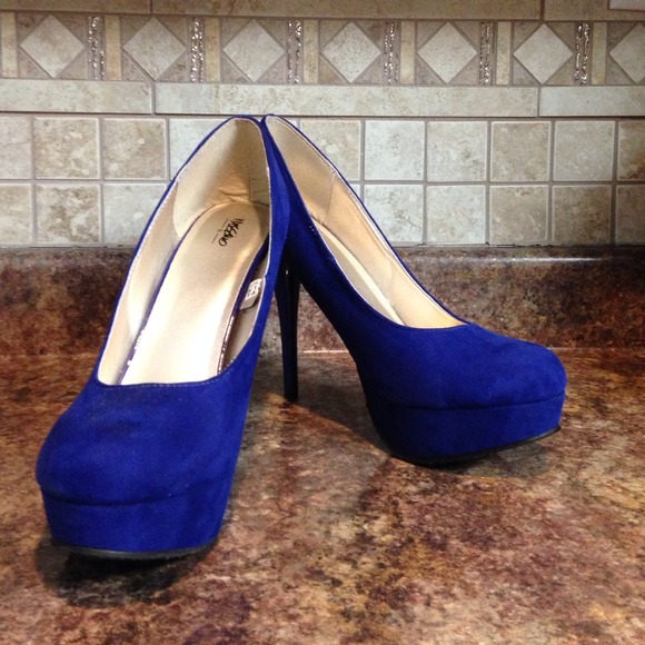 Super chic blue suede heels
