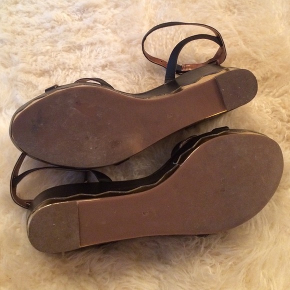 Additional photos for Cynthia Vincent Platforms - Picture 2 of 4