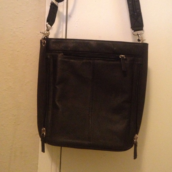 NWOT hand gun concealing purse.