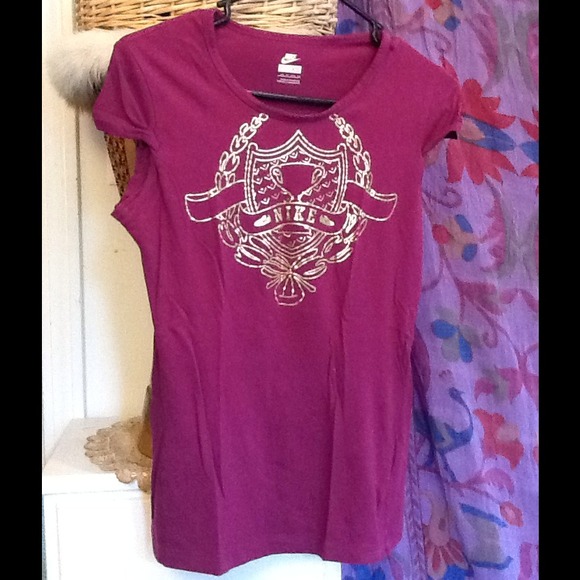 Nike Run Cute fuschia and gold top!