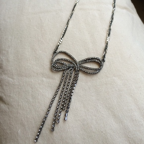 Classic elegant ribbon necklace from BR
