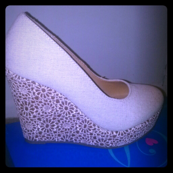 Delicious Natural Daisy Cut Out Wedges