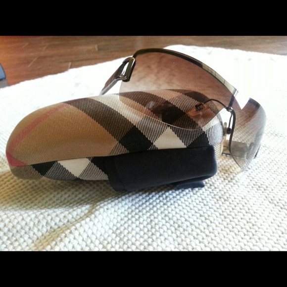 REDUCED!   Classic Burberry sunnies!