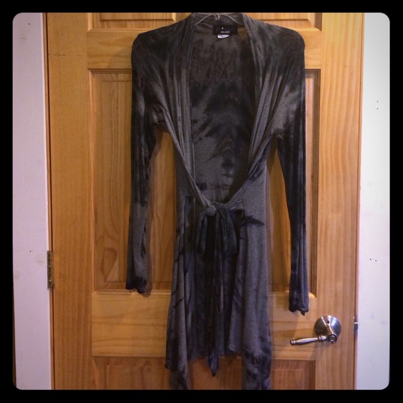 Long lightweight wrap top