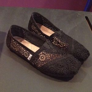 Black lace Toms