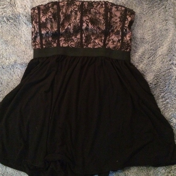 Elle Dresses & Skirts - Beautiful lace and black strapless dress