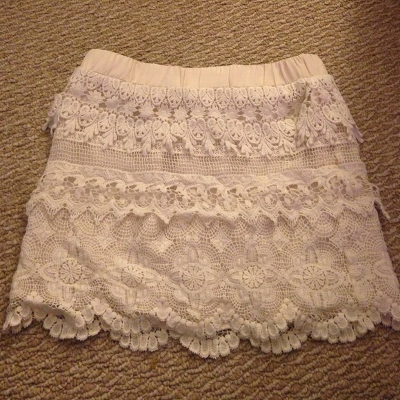 ❤️SOLD IN BUNDLE❤️ Gorgeous Lace Detailed Skirt