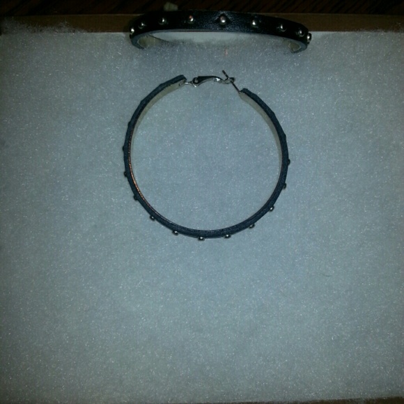 Hoop earrings - Picture 1 of 1