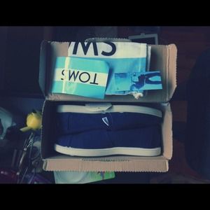 NWT Navy Toms 😍