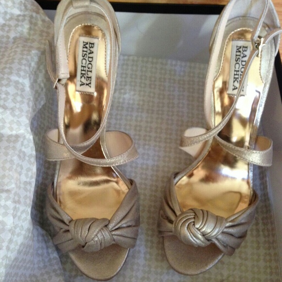 ๐HP๐Badgley
Mischka Wallis Platform Sandals - Picture 2 of 4