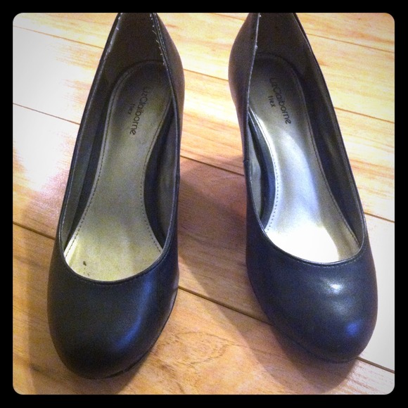 Modest Black Pumps - Picture 1 of 4