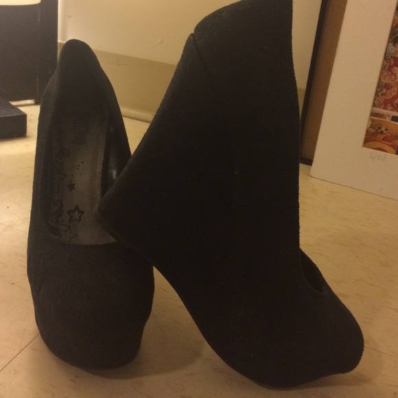 Black wedge shoe
