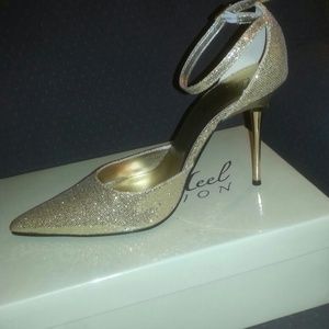 Shiny gold sparkle heels
