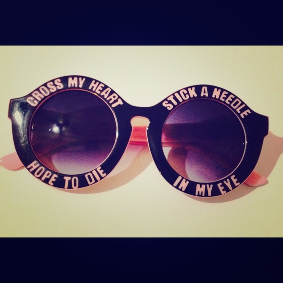 💘 Cross My Heart Sunglasses Pink w/ FREE CASE 😎