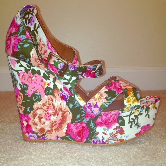 🌷 Ivy and Leo Boutique wedges Size 7! Brand new!