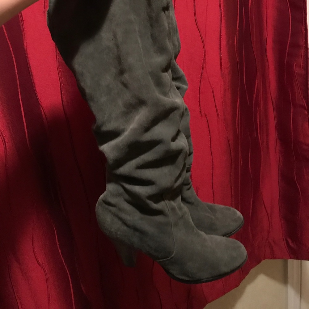 Dark gray suede boot