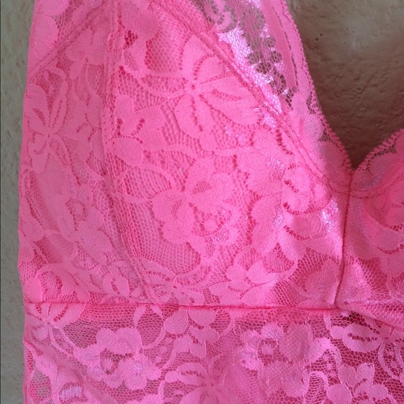 🚫SOLD🚫 Pink lace crop top - Picture 2 of 2