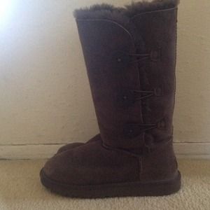 chocolate brown uggs w/ side buttons