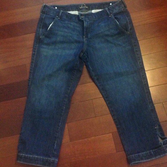Old navy Diva capris in a dark rinse color