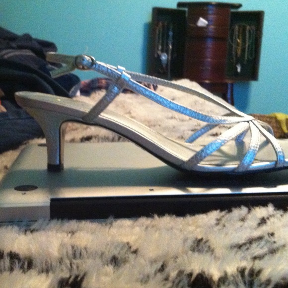 silver heels - Picture 2 of 3