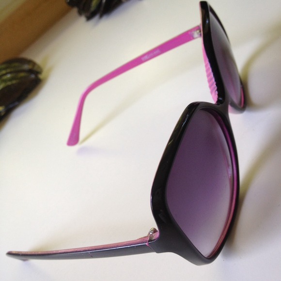 Pair of PacSun Sunglasses - Picture 2 of 3