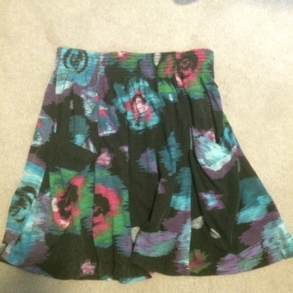 Multicolored and black skirt with pockets