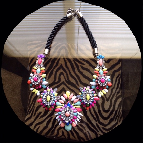 Jewelry - Shourouk style statement necklace