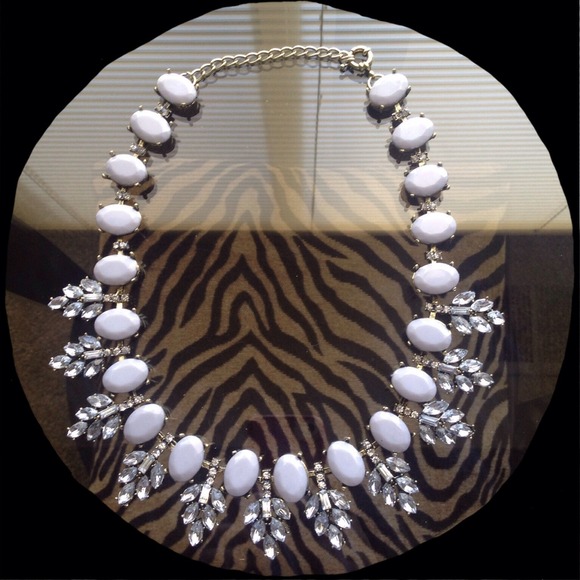 Jewelry - grey leaf glam statement necklace